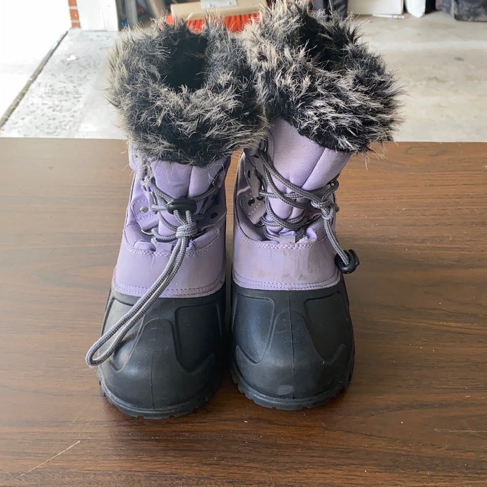 Girls size 6 snow boots